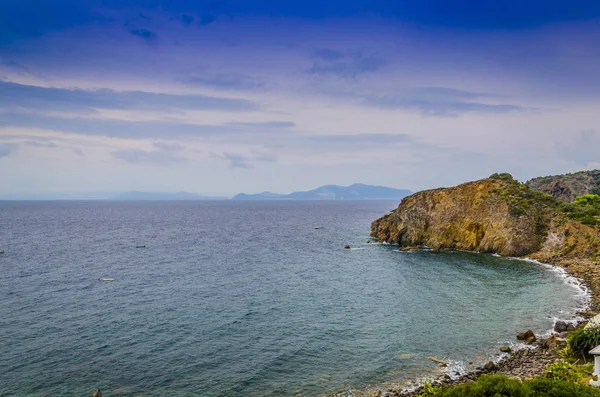 Promontório e baía com praia rochosa na ilha Panarea — Fotografia de Stock