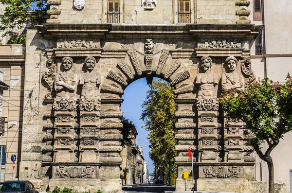 Monumento a la ciudad de Palermo llamado la nueva puerta — Foto de Stock