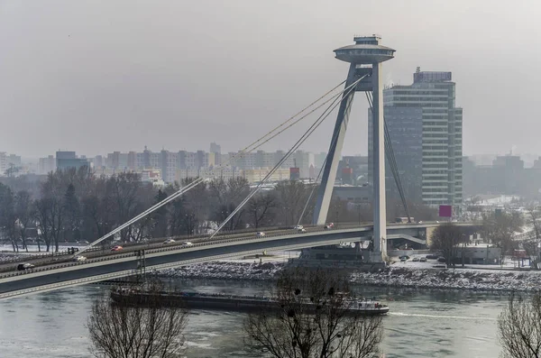Χιόνι και το κρύο ομίχλης στη νέα γέφυρα σε Μπρατισλάβα — Φωτογραφία Αρχείου