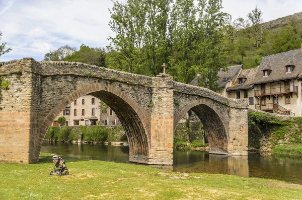 Pont sur la rivière Aveyron dans le village de Belcastel — Photo