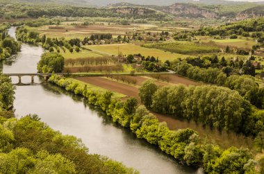 Nehir Dordogne ve Domme ekili alanlar