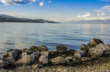 volkanik kayalar ve sakin deniz
