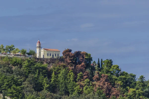 Kościół prawosławny na szczycie wzgórza — Zdjęcie stockowe