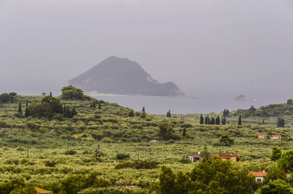 Baía e ilha em um dia nublado zakynthos — Fotografia de Stock