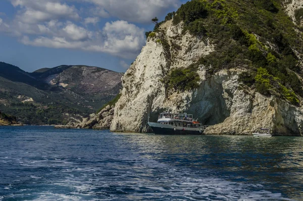 Tourist boat leaving zakynthos cave — Stock Photo, Image