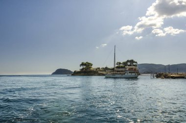 turistik gemi zante kıyısında