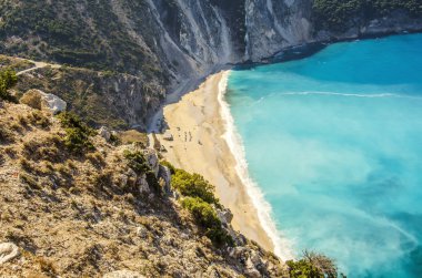 Myrtos Beach ile onun buçuk kilometre uzunlukta ke içinde görünüm