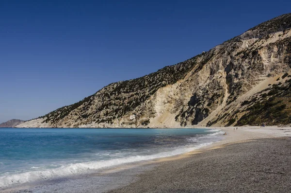Rompiendo la línea costera de mar turquesa y montaña en la playa de mirtos — Foto de Stock