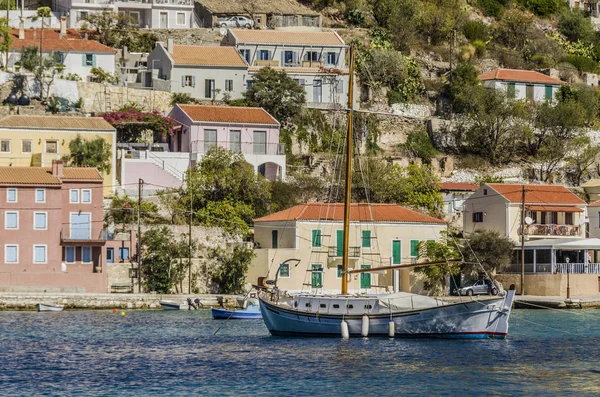 Voilier dans la baie d'assos sur l'île de Céphalonie — Photo