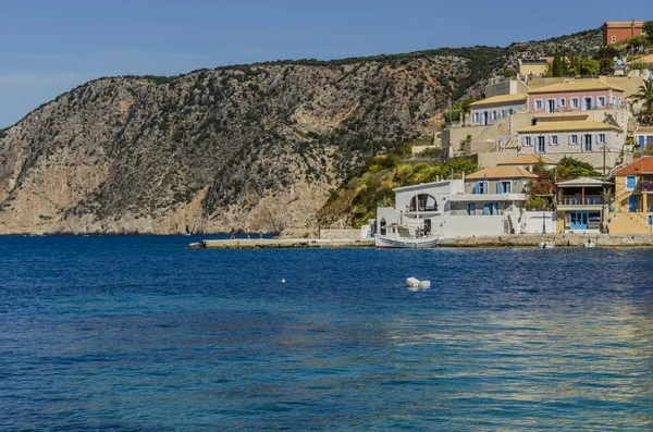 Bateau de pêche dans la baie d'Assos au-dessus de la mer Ionienne Céphalonie — Photo