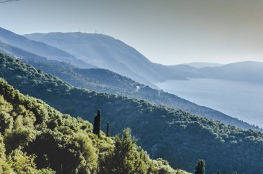 Gün batımı manzarasına Kefalonia dağlar