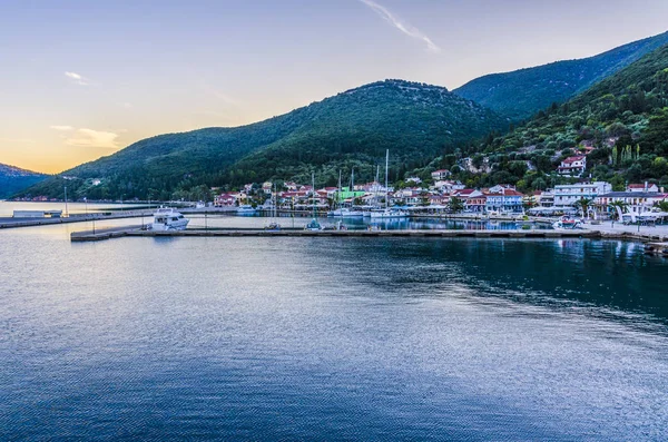 Vue panoramique depuis la mer du port de Sami Céphalonie — Photo