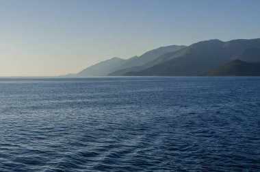Sundown İyon Denizi Adaları arasında