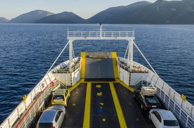 Arabalı Feribot ile Pisaetos Ithaka için