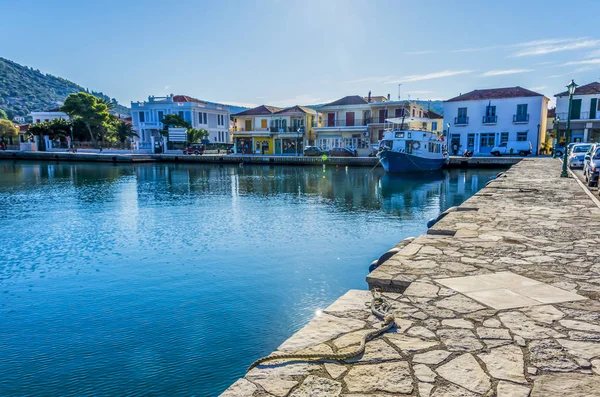 Altes Passagierschiff im Hafen von vathi ithaka — Stockfoto