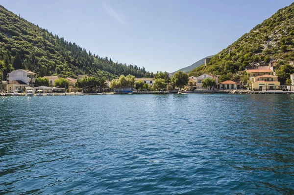 Baie et en arrière-plan le port de Frikes sur le s ionien — Photo