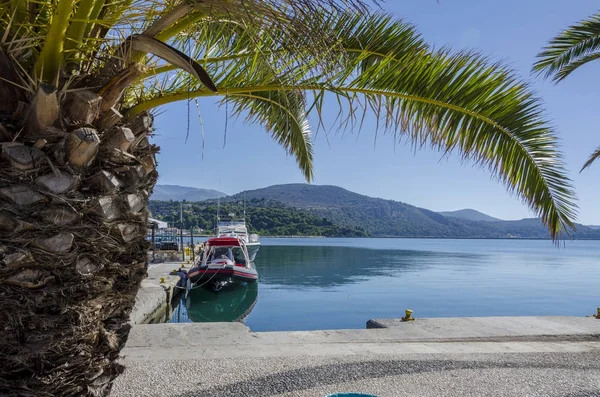 Bateau mouillé dans le port d'Argostoli sur l'île de Céphalonie — Photo