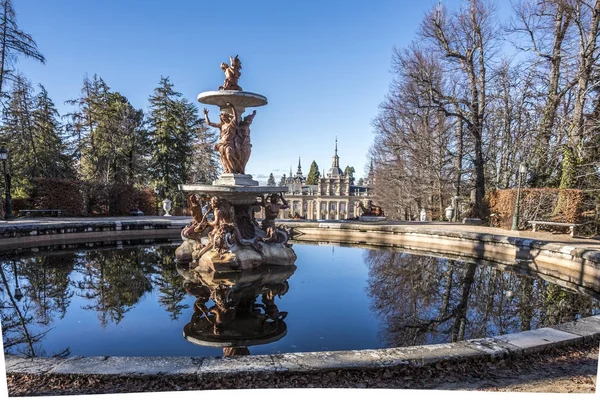 Fontane e boschetti nei giardini del palazzo reale La Granj — Foto Stock
