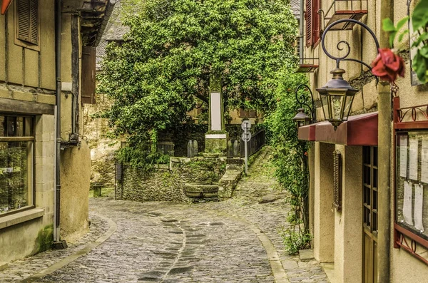 Rue étroite dans le vieux village médiéval de Conques France — Photo