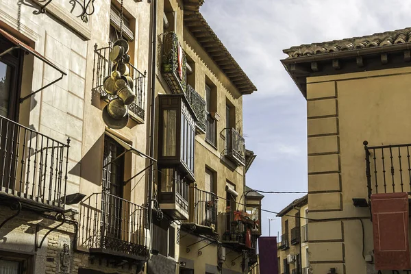 Strada tipica della città di toledo. Spagna — Foto Stock