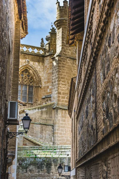Calle estrecha medieval y catedral en la ciudad de Toledo. Spai. — Foto de Stock