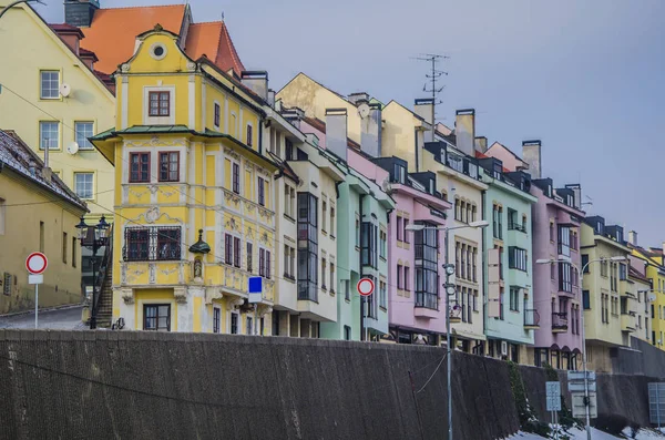 Vari edifici colorati intervallati a Bratislava — Foto Stock