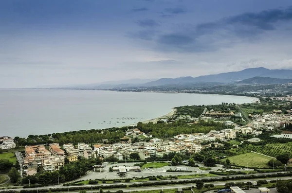 Szicília északi partján, közel a város, a patti — Stock Fotó