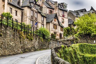 Sokak Conques güzel köy içinde yukarı çıkarken