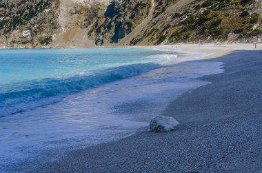 Dalgalar çökmesini Myrtos Kefalonia ünlü plaj