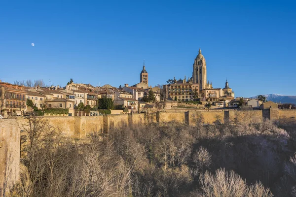 Panoramablick auf Segovia und seine Wände mit Mond. Spanien — Stockfoto