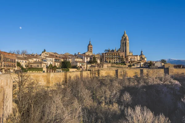 Panorâmica de Segóvia e suas paredes com a lua. Espanha — Fotografia de Stock