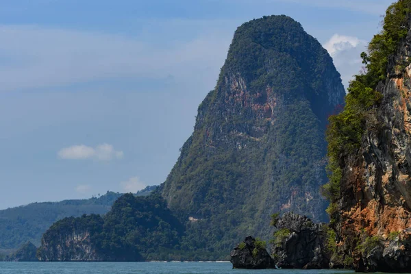 Ilhas de Phang Nga Bay com suas montanhas de grande altura tailândia — Fotografia de Stock