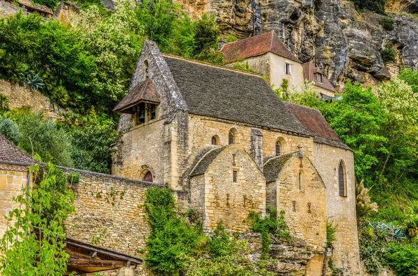 Eglise de montagne dans le village La Roque Gageac France — Photo