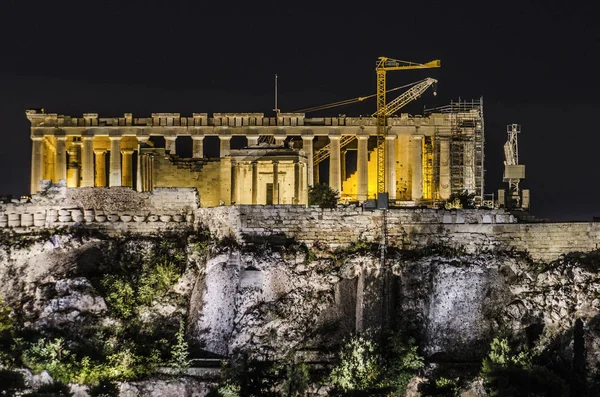 O partenon em reparos visão noturna Atenas — Fotografia de Stock