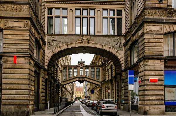 Strada con incroci tra edifici centro di Praga Repubblica Ceca — Foto Stock