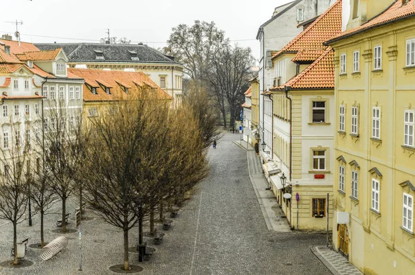 Strada residenziale nella città di Praga. Repubblica ceca — Foto Stock