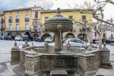 Antik çeşme Piedrahita şehrin ana Meydanı'nda. Castilla la Mancha. İspanya.