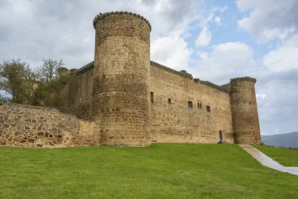 Fachada principal do castelo da cidade de El Barco. Castilla la Mancha. Espanha — Fotografia de Stock