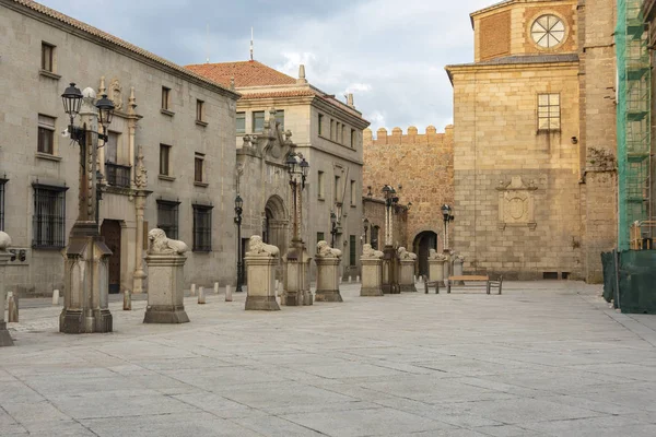 Plaza con ornamentos alrededor de la Catedral de Ávila edificios medievales y en el fondo las paredes. España — Foto de Stock