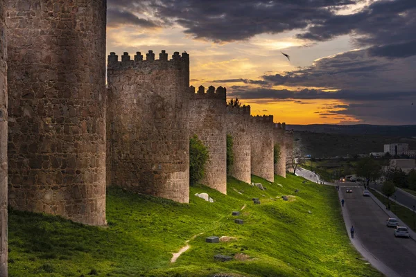 Pôr do sol sobre as famosas muralhas da cidade de Ávila. Espanha — Fotografia de Stock