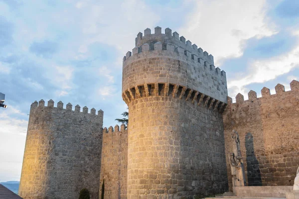 Torre da parede de Ávila ao pôr-do-sol. Espanha . — Fotografia de Stock