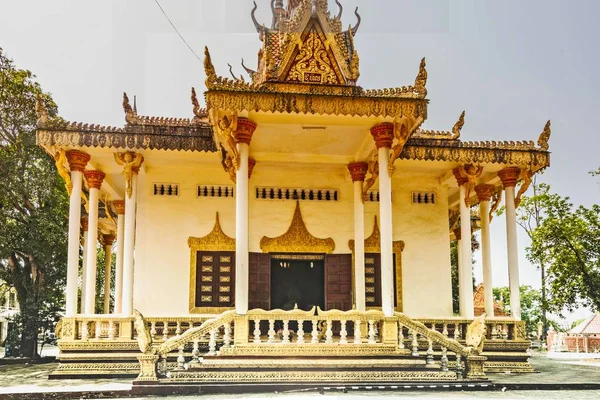 Fachada Principal Del Gran Templo Wat Kraom Con Todos Sus — Foto de Stock