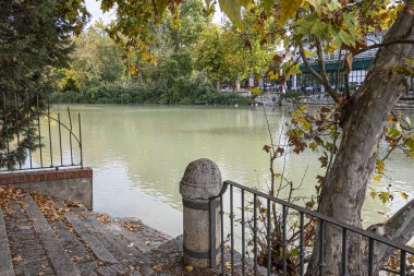 Tagus Nehri 'ndeki Aranjuez Kraliyet Alanı' ndan Jetty. Madrid İspanya