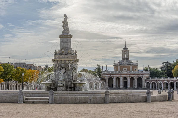 Fontana di Venere e Chiesa di San Antonio nell'omonima piazza. Aranjuez. comunità di madrid spagna — Foto Stock