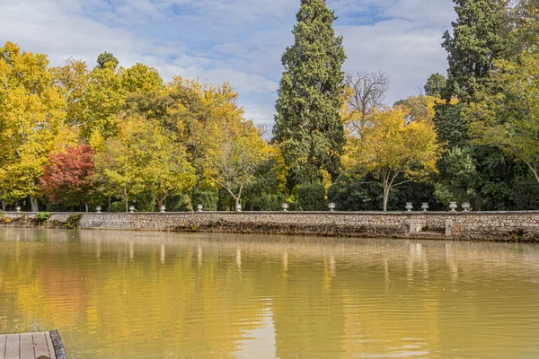 Rio Tajo dan Kebun Aranjuez satu hari musim gugur. Spanyol gila — Stok Foto