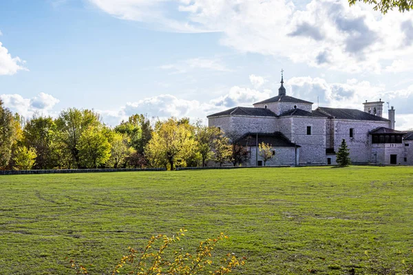 Сады и строительство святилища нашей госпожи из Энара. Куэльяр. segovia.castilla и Леон. spain — стоковое фото