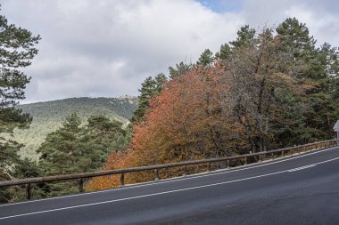 Bir sonbahar günü M607 yolundan Sierra de Guadarrama manzarası. Madrid İspanya