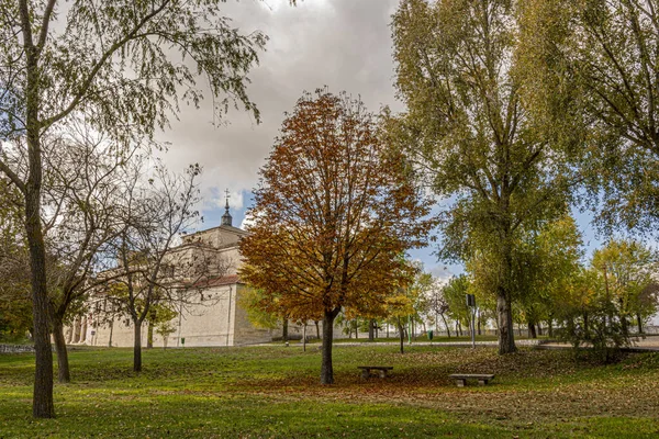 Parque otoñal y santuario de nuestra señora de henar. Cuellar. segovia.castilla y leon.espain — Foto de Stock