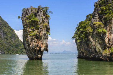 Karst Kireçtaşı Kulesi 'nin yakın plan görüntüleri ve Phuket yakınlarındaki diğer adacıklar ortaya çıkıyor. Tayland ve Asya