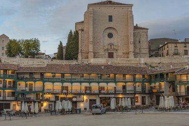 Chinchon şehrinin ana meydanı ve Hipotezci Meryem Kilisesi 'nin cephesi göze çarpıyor. Chinchon Madrid 'in halkı. İspanya